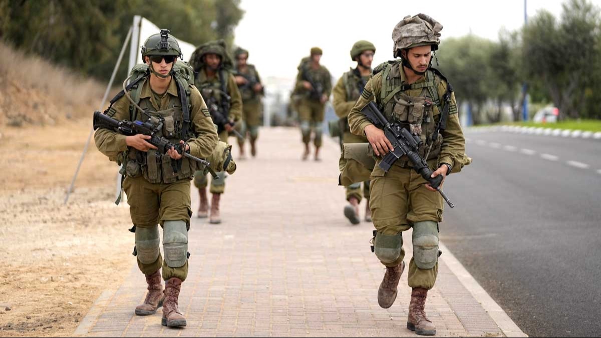 राजनीति गुरु: चौतरफा दबाव के आगे पहली बार झुका इजरायल, IDF के 2 अफसर किए बर्खास्त – Aaj Tak