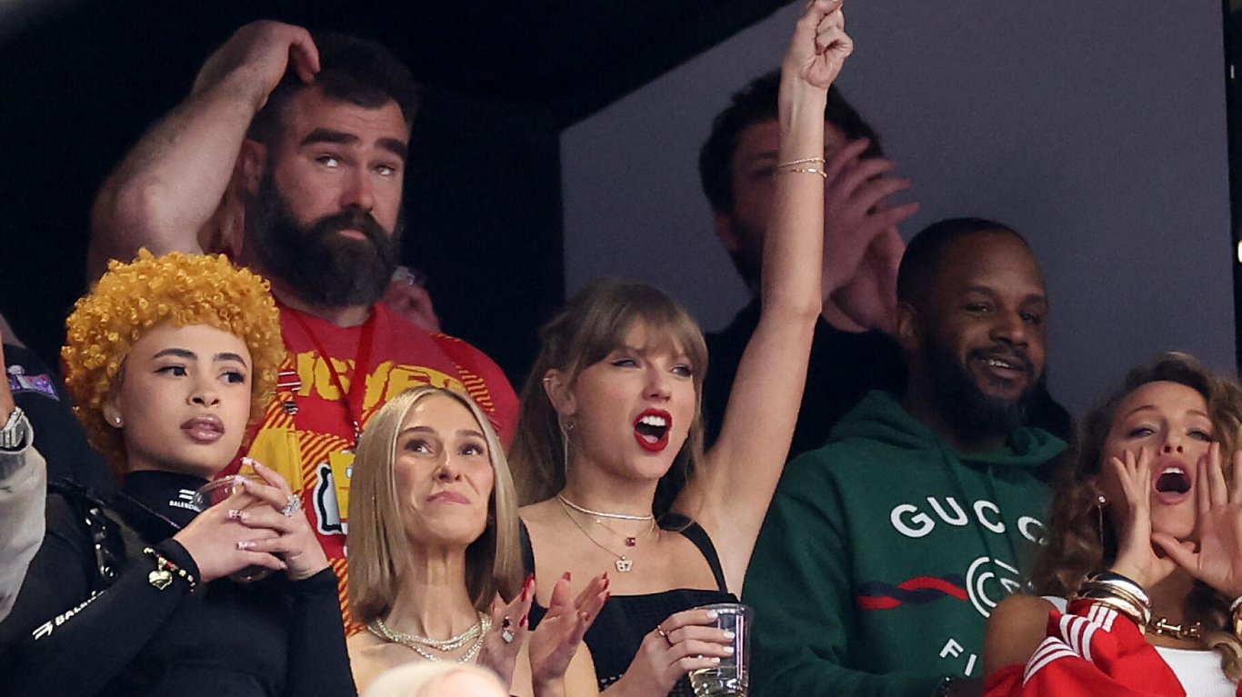 La tendre (et coûteuse) attention de Taylor Swift envers Travis Kelce au Super Bowl – Cosmo Sonic