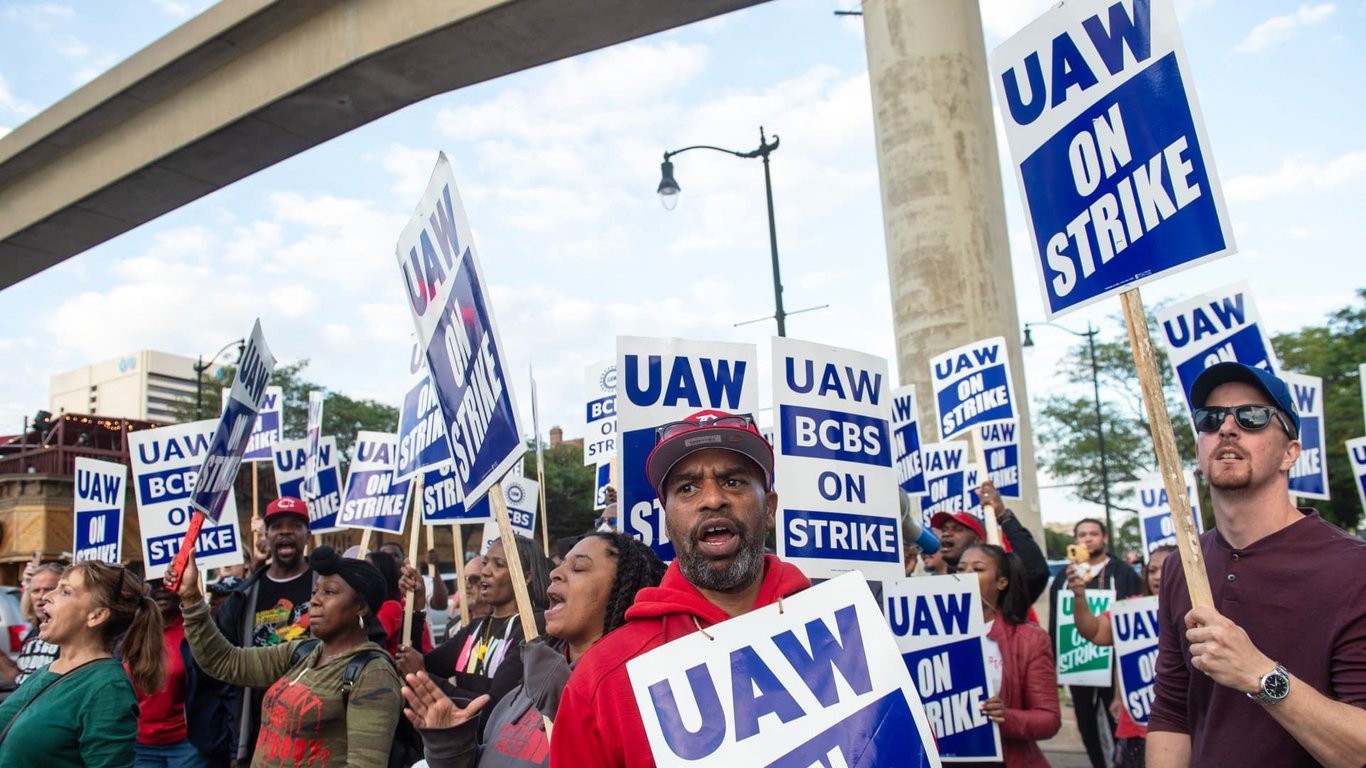 The Daily Guardian: UAW Warns of Potential Strikes at More U.S. Auto Plants Without Serious Progress by Noon Friday
