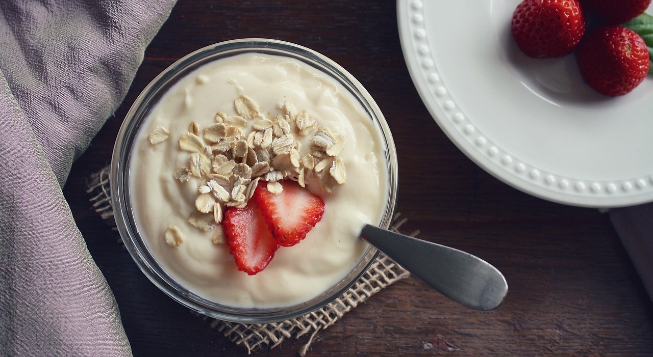 Dieta dello yogurt, perdere 10 chili in due settimane. Lo studio: «Le donne perdono l81% di grasso nella zona addominale»