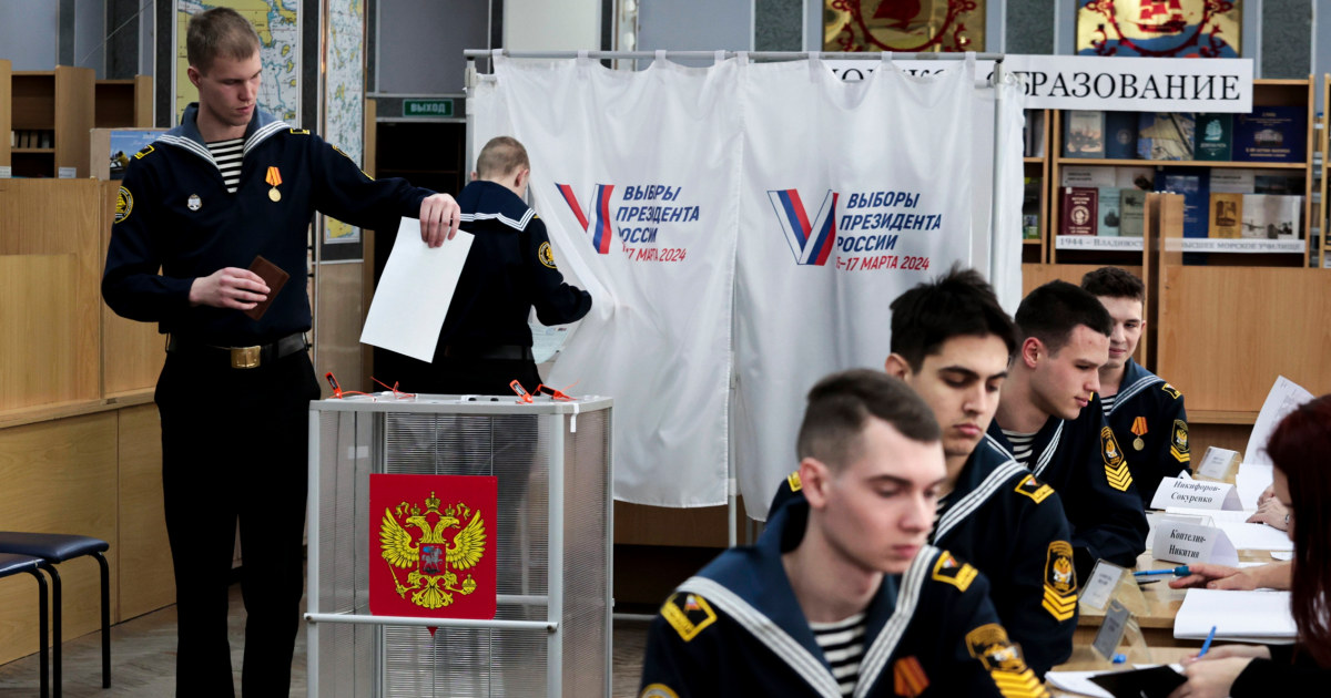 Photo of Revised title: Pouring dye into ballot boxes, laying flowers at the Kremlin, staging noon against Putin: How Russians are protesting the electio