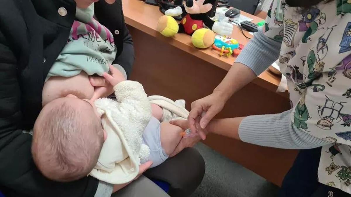 América Deportiva contacta con las familias que no han vacunado a sus hijos de tosferina