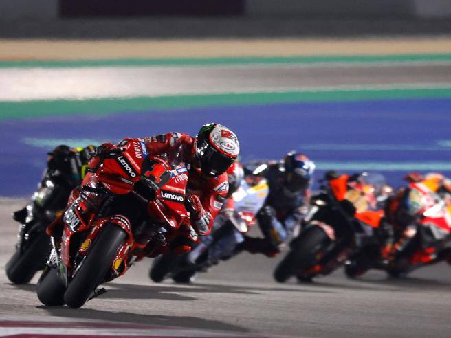 MotoGp Qatar, la gara: vince Di Giannantonio, Bagnaia secondo. Crollo Martin, decimo