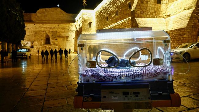FOTO: Instalasi Bayi Yesus dalam Inkubator Karya Seniman Palestina