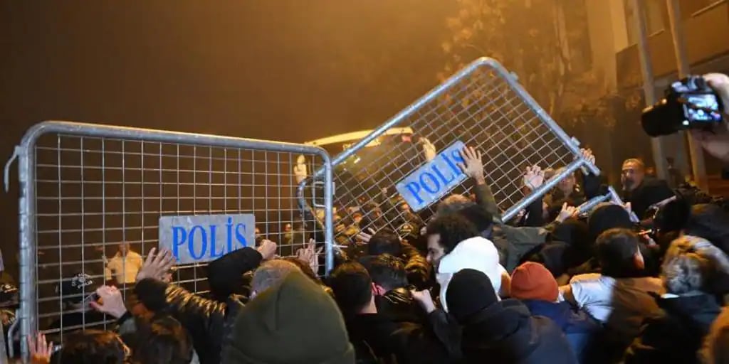 Miles de personas protestan contra el Gobierno de Turquía en el aniversario del terremoto de 2023 – Deporticos