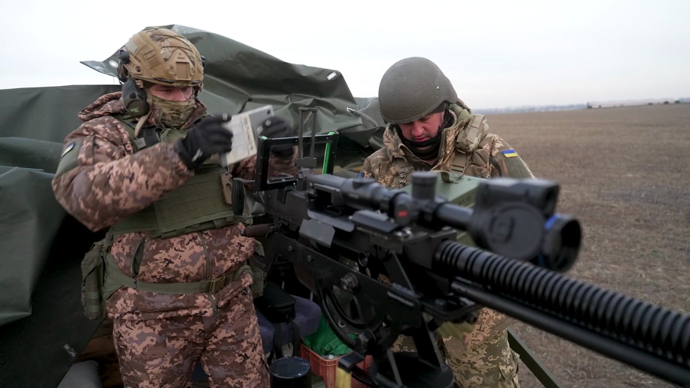 Un vídeo muestra a soldados ucranianos derribando drones rusos – Sr. Código – CNN en Español