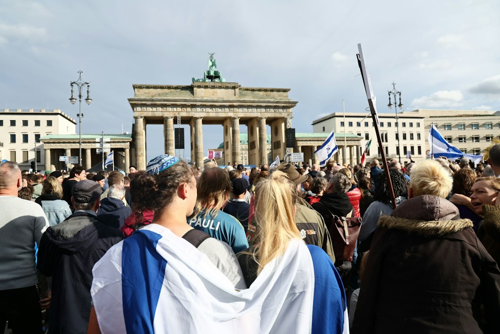 Große Israel-Demo in Berlin: Tausende singen Geburtstagslied für Hamas-Geisel Yarden Romann