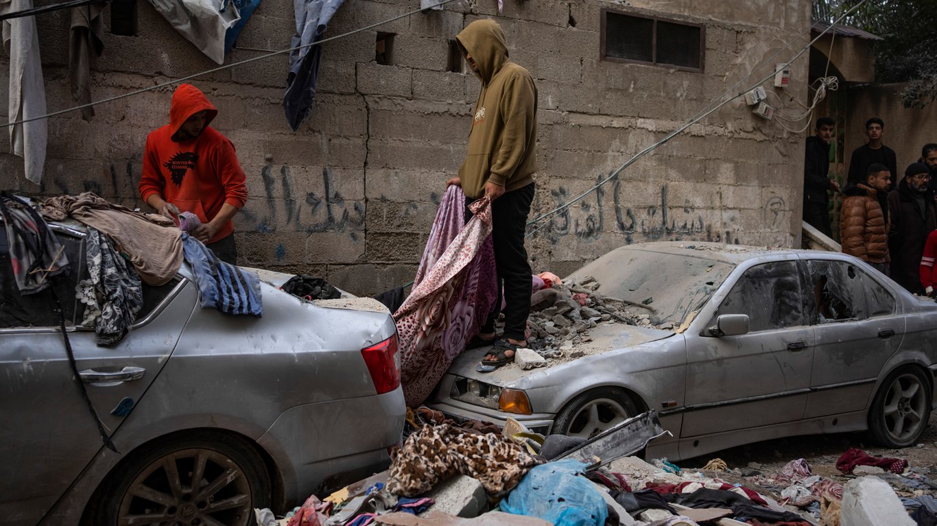 The Daily Guardian: Unveiling Scenes from Israel and Gaza Amidst Escalating Strikes in Rafah