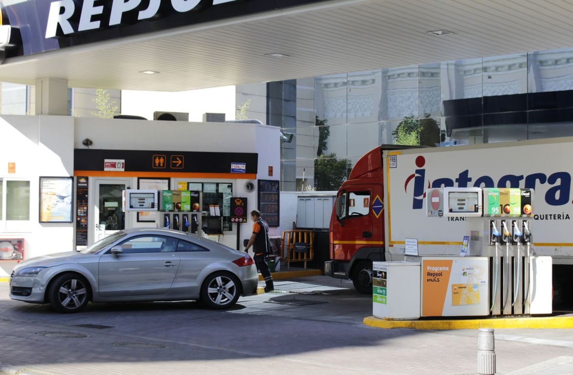 Llenar el depósito del coche cuesta ya casi 7 euros más que al inicio del verano