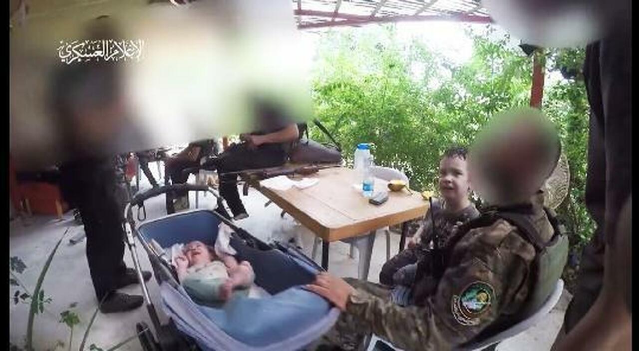 Hamas, i bambini rapiti cullati dai terroristi: lo sfregio in video dei neonati israeliani tra ninna-nanna e f – SDI Online