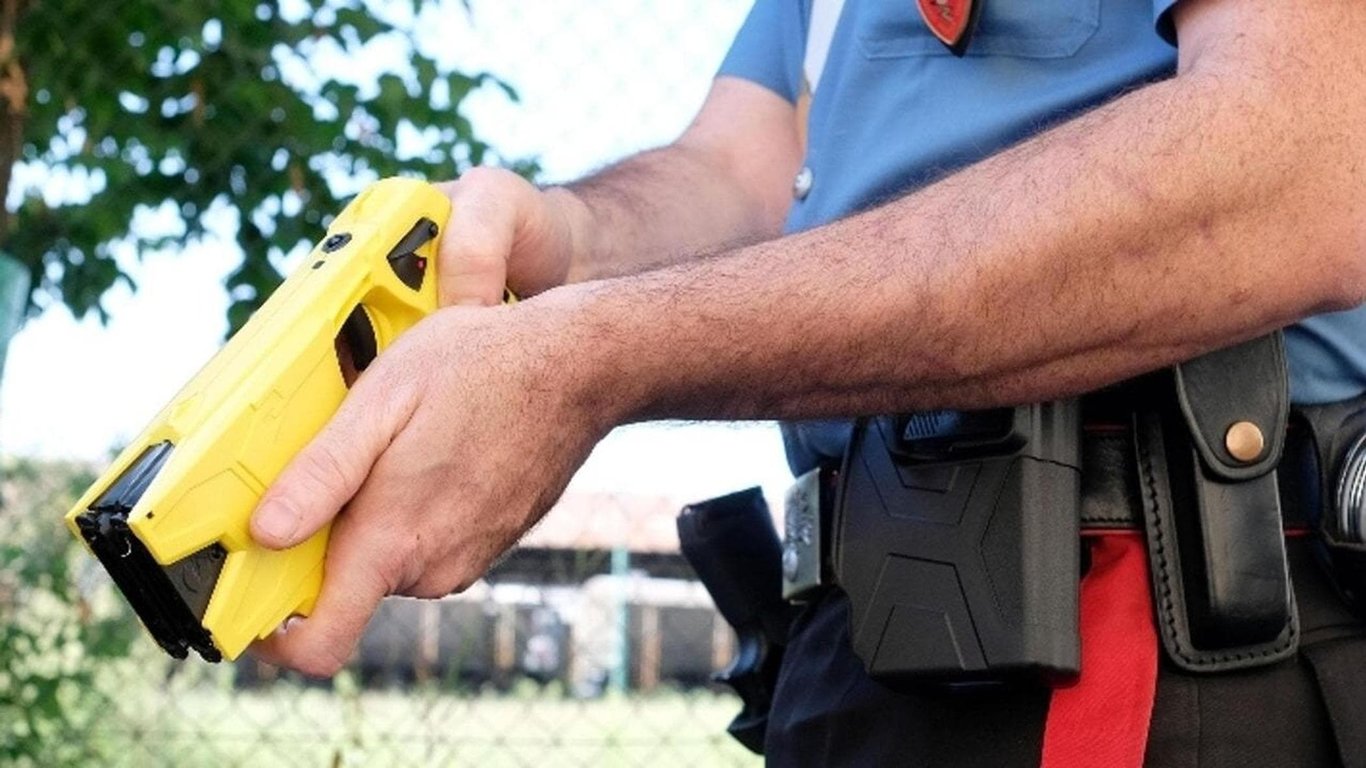 Chieti, uomo corre nudo e i carabinieri lo fermano con il taser: 35enne muore in ambulanza