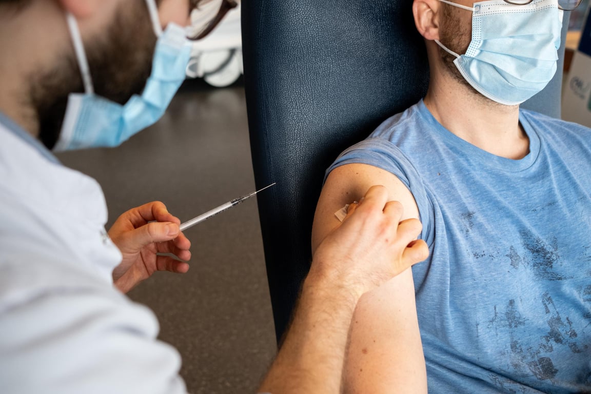 «On a beaucoup de demandes» : les Parisiens se pressent en pharmacie pour se faire vacciner contre le Covid-19.