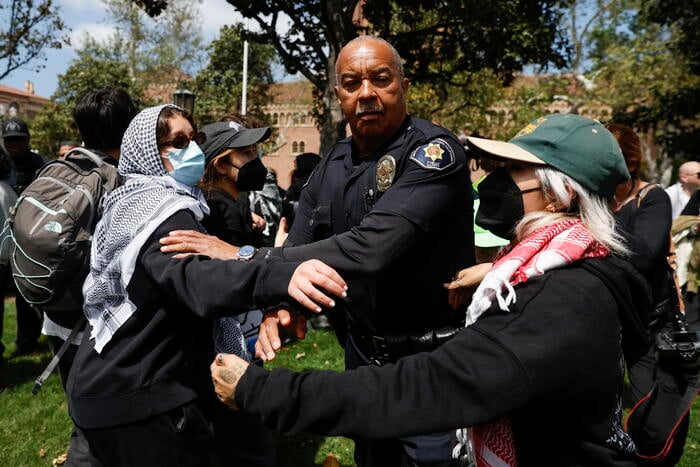 Proteste per Gaza in un campus di Los Angeles, 93 arresti