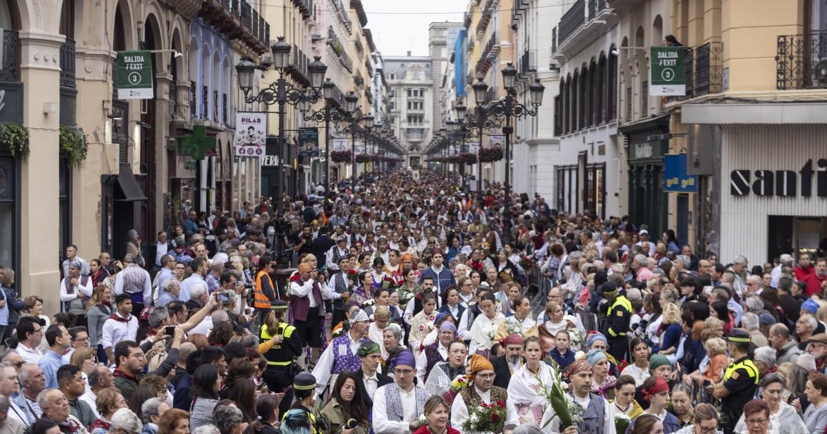 La Ofrenda de Flores brilla en Zaragoza con 350.000 participantes