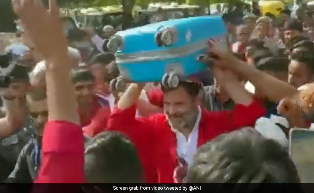 वीडियो: राहुल गांधी आनंद विहार रेलवे स्टेशन पर बने कुली, सिर पर उठाया सामान – राजनीति गुरु