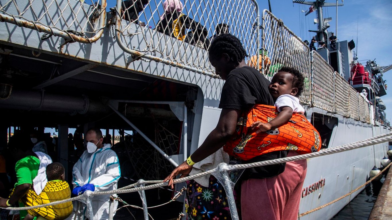 La France refuse daccueillir des migrants de Lampedusa : les déclarations de Gérald Darmanin en désaccord avec Emmanuel Macron selon un député – franceinfo