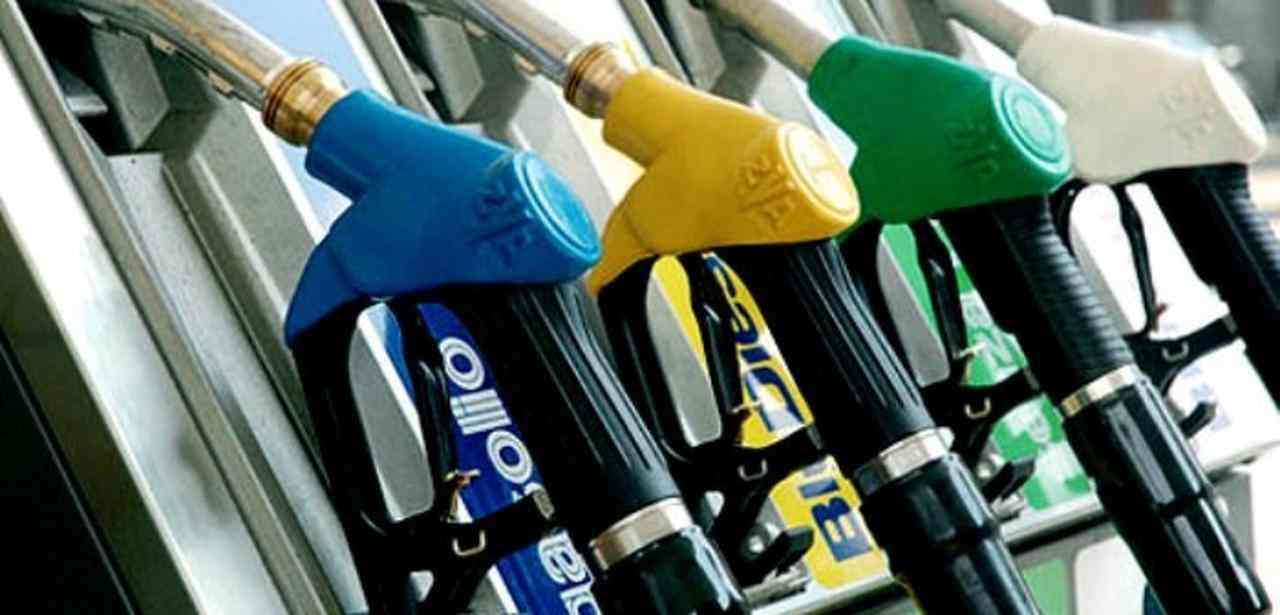 Benzina e Diesel, i prezzi aumentano: oltre i 2€/litro | Guidatori infuriati – Buzznews