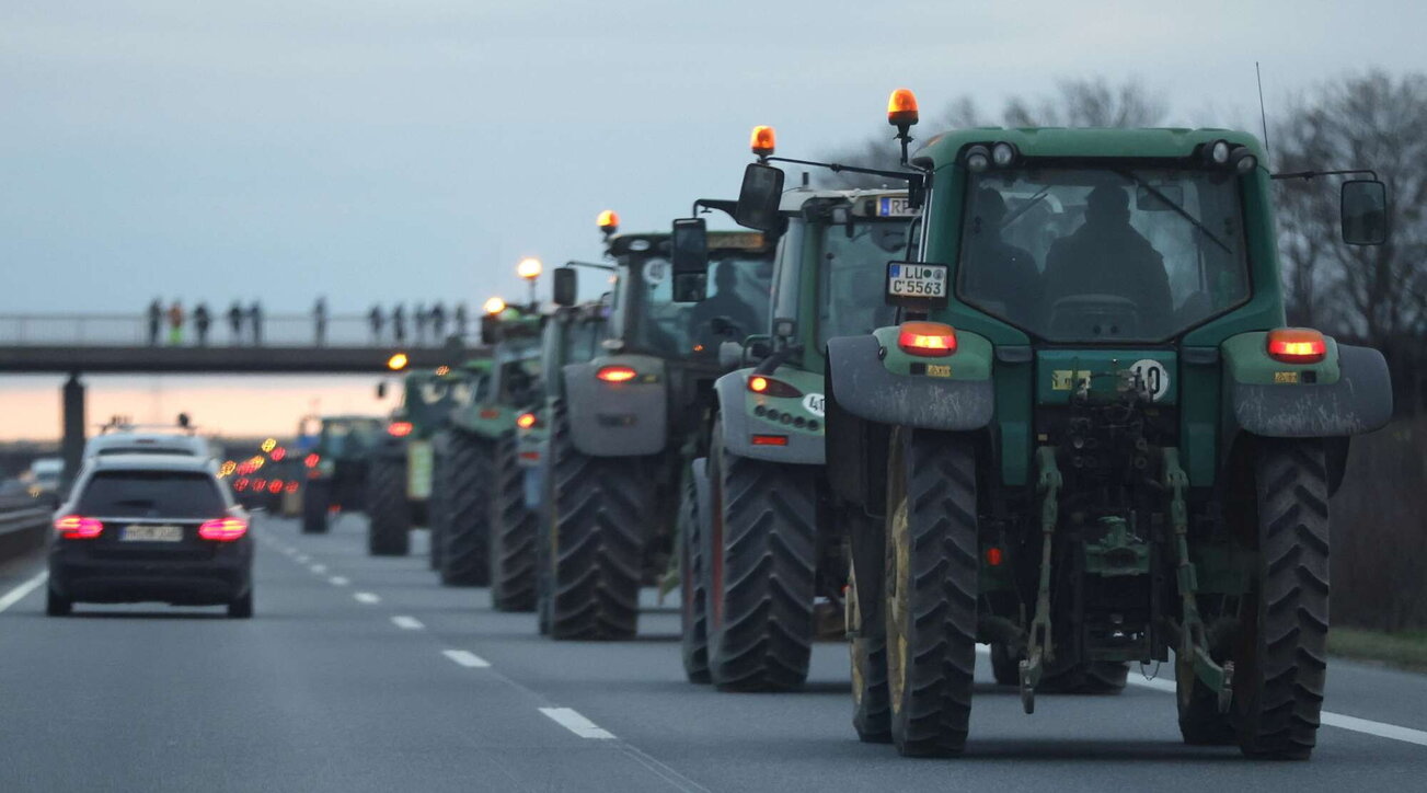 Protesta degli agricoltori in Francia e Belgio: i trattori bloccano le strade intorno a Parigi e Bruxelles