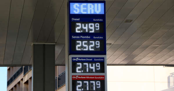 SDI Online: Caro carburante, la benzina a € 2,80 al litro in autostrada. Le medie nazionali: il pieno costa € 7 in più rispetto a tre mesi fa
