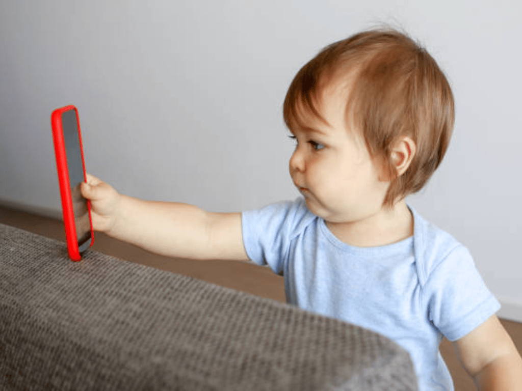 Photo of Study Finds Screen Time Delays Functional and Communication Development in Toddlers