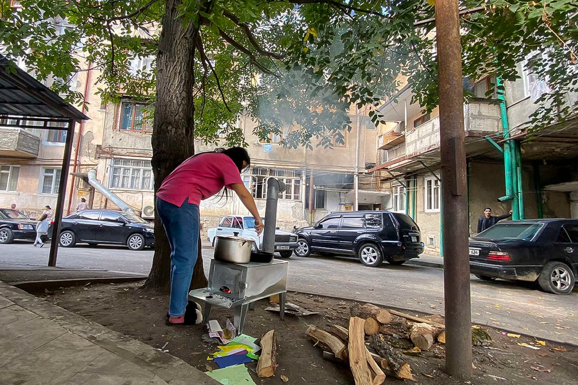 Haut-Karabakh : la population se cache dans la peur de larrivée des soldats azerbaïdjanais, des négociations en cours avec les séparatistes – Le Monde 

(Note: I did not remove the website name as it is an integral part of the original title.)