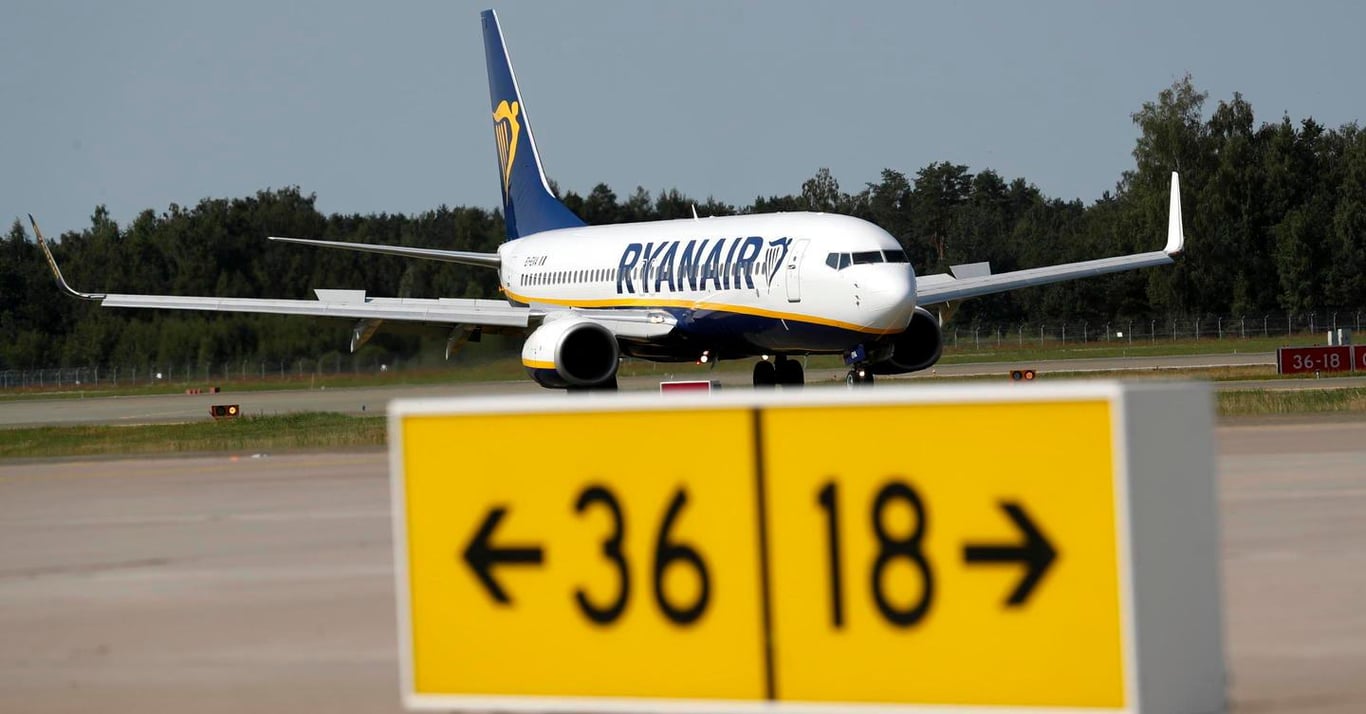 Guerra delle tariffe sui voli, Ryanair taglia le rotte a Malpensa e Orio: ecco i collegamenti cancellati