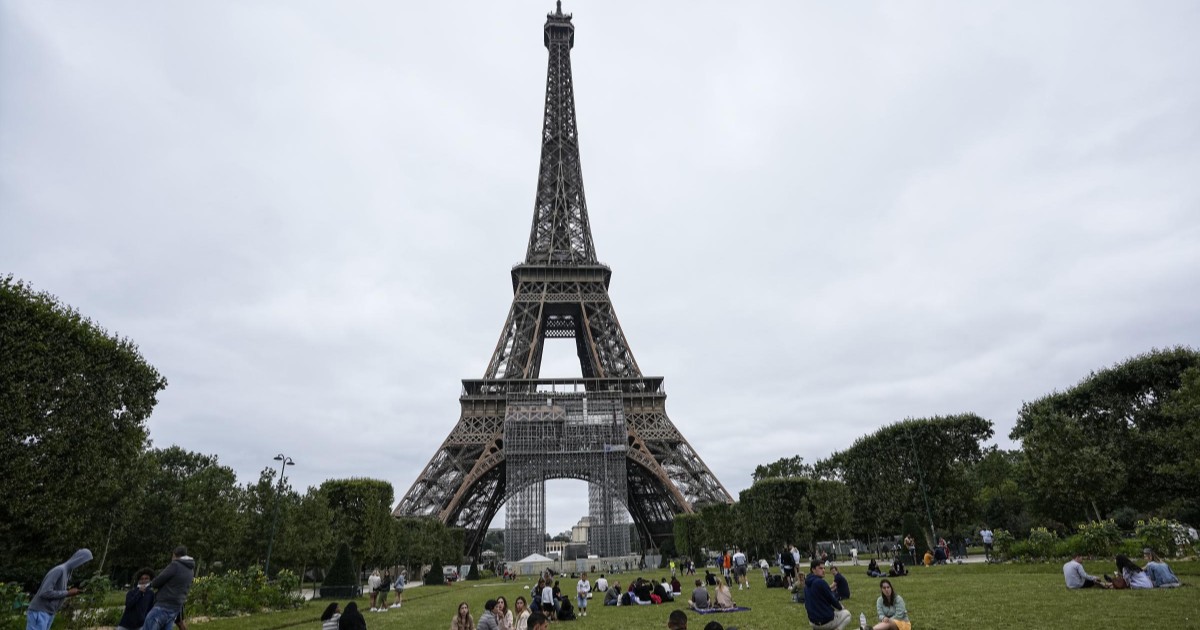 Evacuata la Torre Eiffel dopo un allarme bomba. Artificieri presenti.