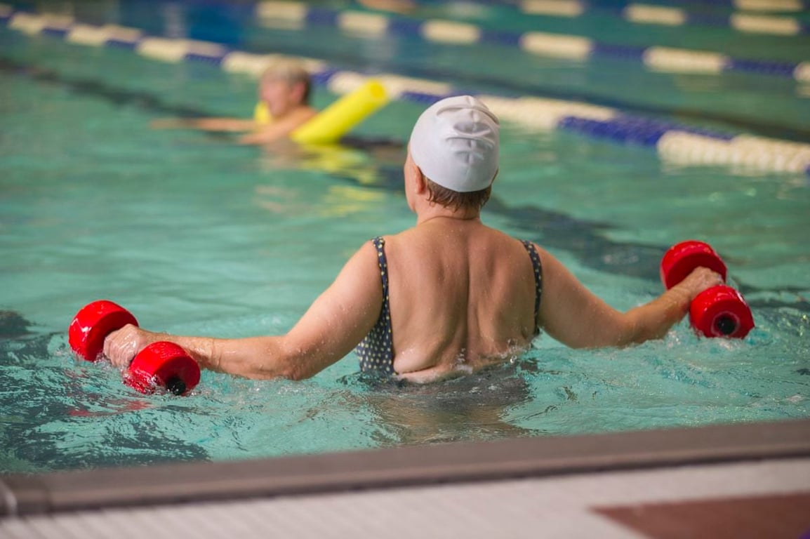 El HIIT acuático mejora la condición física en adultos con problemas de salud – Deporticos