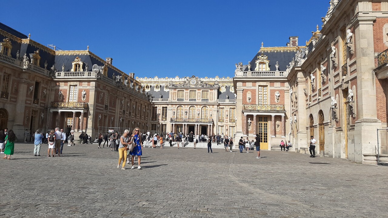 Visite du roi Charles III à Versailles : attention aux restrictions !