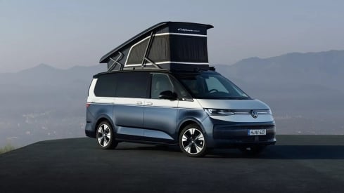 Por primera vez, la furgoneta hippie de Volkswagen será una autocaravana híbrida enchufable en Deporticos