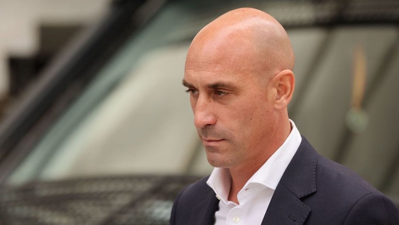 Fiscalía española pide dos años y medio de prisión para Luis Rubiales por el beso a Jennifer Hermoso