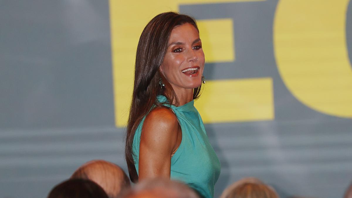 Letizia en un vestido verde en la entrega de premios ecológicos – Deporticos