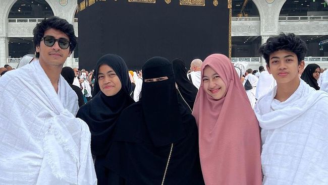 7 Potret Adiba Khanza Melakukan Ibadah Umrah Sebelum Menikah dengan Egy Maulana – SAMOSIR News