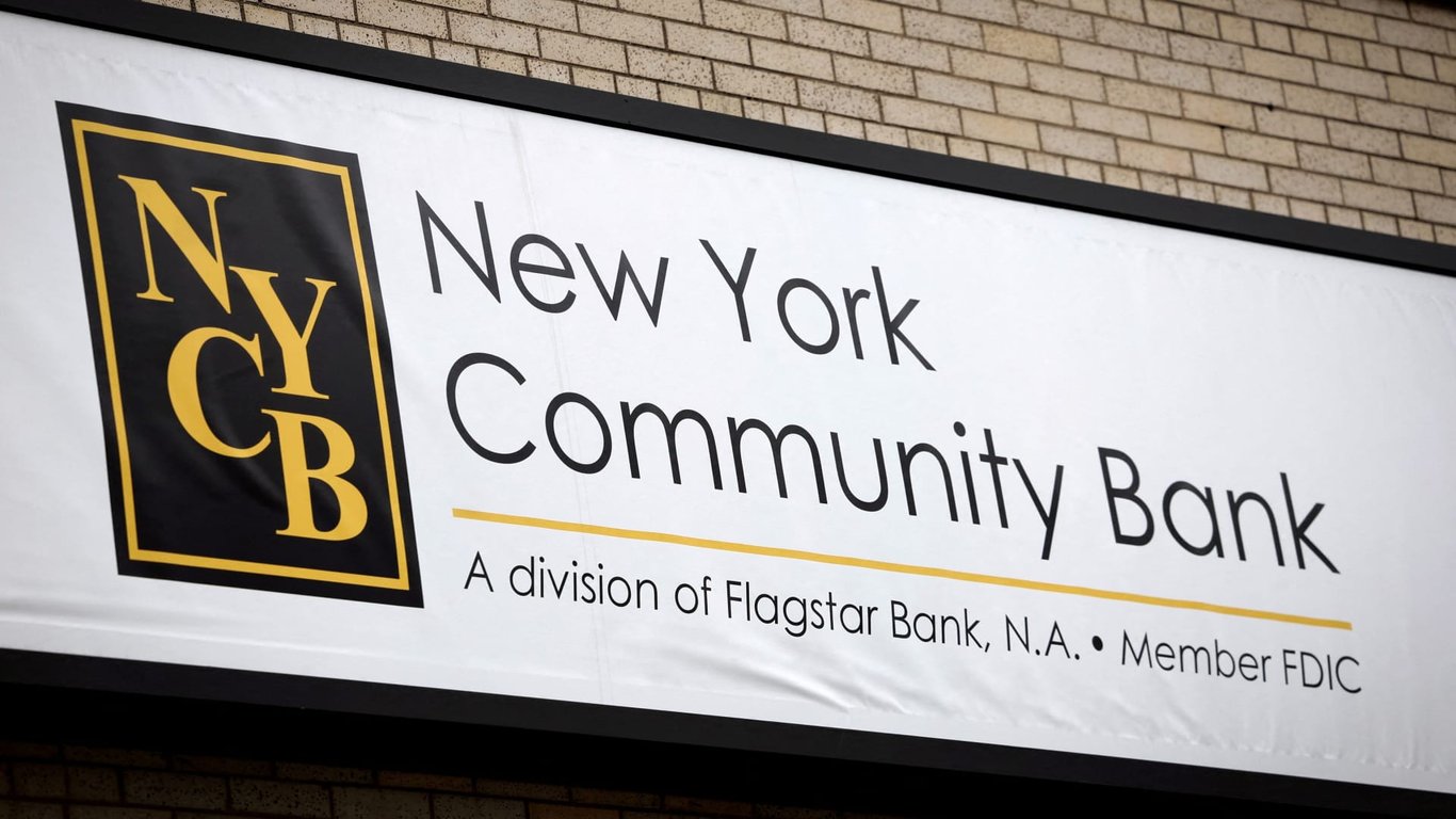 Photo of Insiders at New York Community Bancorp take action by purchasing declining shares – The News Teller