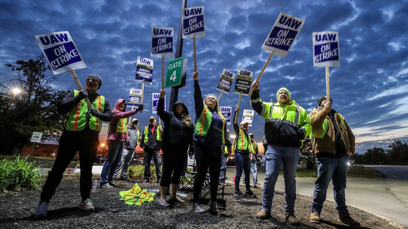 – UAW Threatens Strike at Fords Largest Plant Over Local Deal Dispute