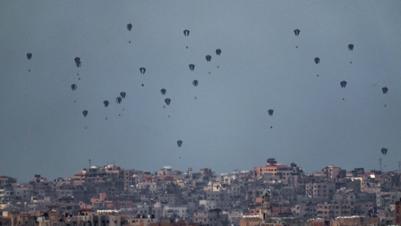 Cinco personas fallecen por el impacto de la ayuda lanzada por aire en Gaza