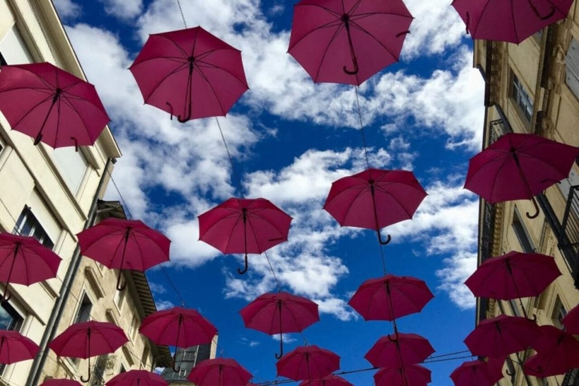 Montpellier / Octobre Rose : les parapluies de la rue de lAncien Courrier ont été volés – Cosmo Sonic