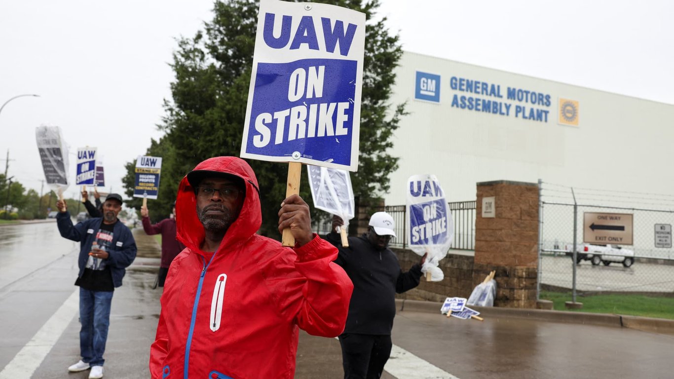 Photo of GM-UAW deal in jeopardy as voting deadline nears