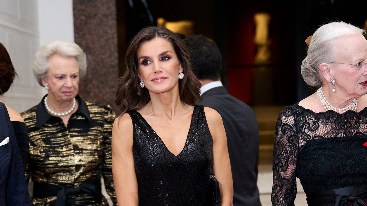 La reina Letizia brilla con un vestido danés de lentejuelas y los pendientes de chatones de las joyas reales para ejercer de anfitriona en Dinamarca – Deporticos