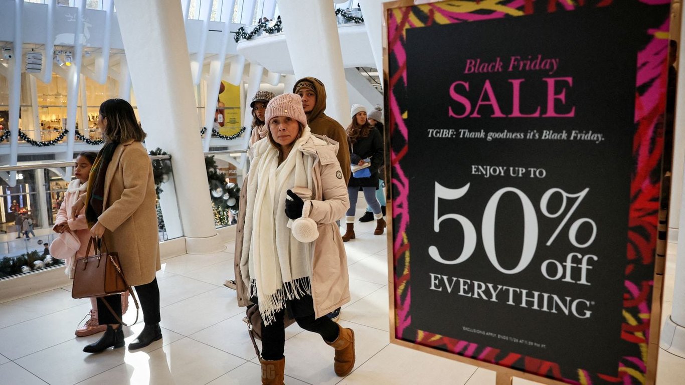 Americans Spendings Between Black Friday and Cyber Monday: A Look into Consumer Habits