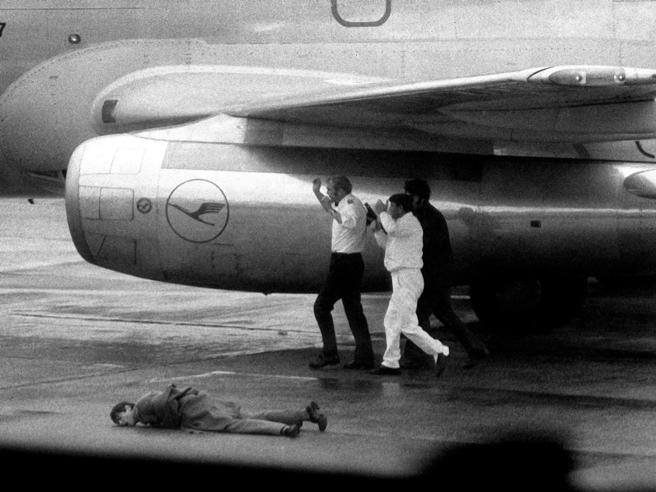 La strage di Fiumicino del 1973: 17 amici morti, nessun aiuto e la PanAm che mente – SDI Online