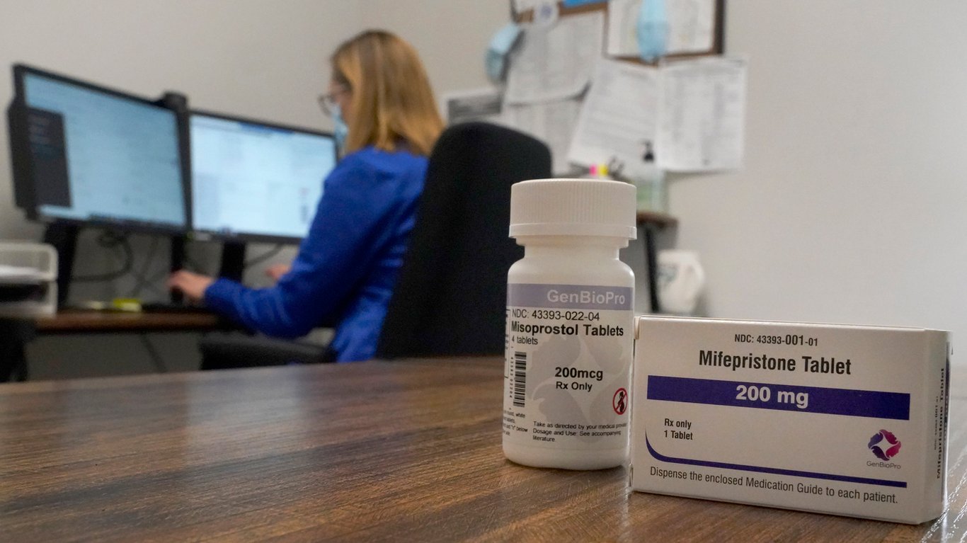 Photo of New Study Finds Telehealth and Mail-Obtained Abortion Pills Are Safe