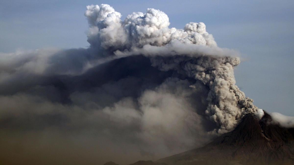 Photo of La erupción del volcán Merapi en Indonesia causa la muerte de al menos once alpinistas – Oncenoticias