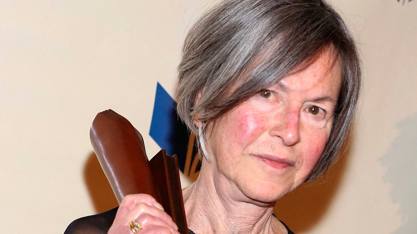Littérature : Décès de la poétesse américaine Louise Glück, lauréate du prix Nobel de littérature, à lâge de 80 ans