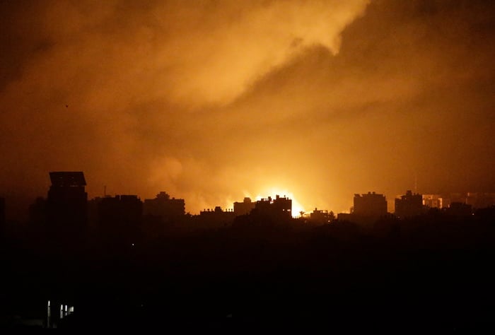 Primi raid di Israele a Gaza alla ricerca degli ostaggi. Scadenza ultimatum alle 19 – Notizie – Agenzia ANSA