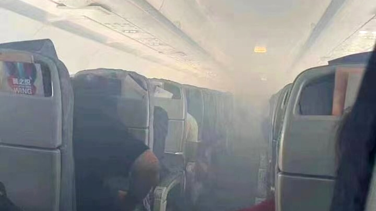 Motore in fiamme, fumo invade la cabina dellaereo: momenti di paura (foto e video) – Buzznews