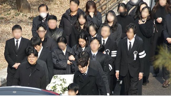 8 Momen Pemakaman Lee Sun Kyun Diwarnai Isak Tangis, Jeon Hye Jin Berurai Air Mata – SAMOSIR News