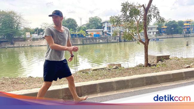 Foto Chris Martin Menjelajah Tanpa Sepatu Sebelum Konser Coldplay di Jakarta – SAMOSIR News