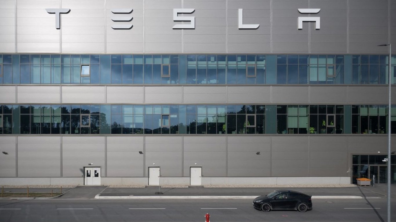 Allemagne : lusine Tesla suspend sa production suite à un sabotage revendiqué par un groupe dextrême gauche – franceinfo