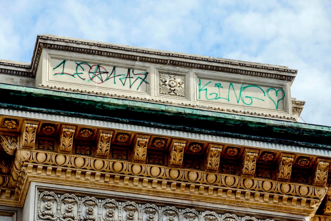 La Galleria Vittorio Emanuele II vandalizzata a Milano, emergono indizi sulla pista francese